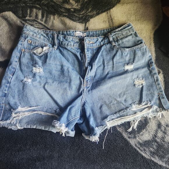 Rue 21 distressed  denim shorts size 16 - Picture 1 of 3
